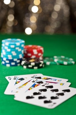 Live dealer spinning roulette wheel on sekalibet VIP table with multiple camera angles